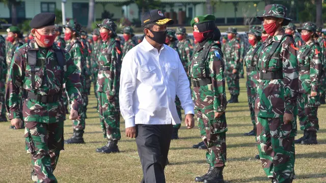 Wamenhan Wahyu Trenggono saat menjadi Inspektur Upacara pembukaan Diksarmil Chandradimuka  Kadet Mahasiswa S-1 Universitas Pertahanan di Akademi Militer Magelang. (Putu Merta Surya Putra/Liputan6.com)