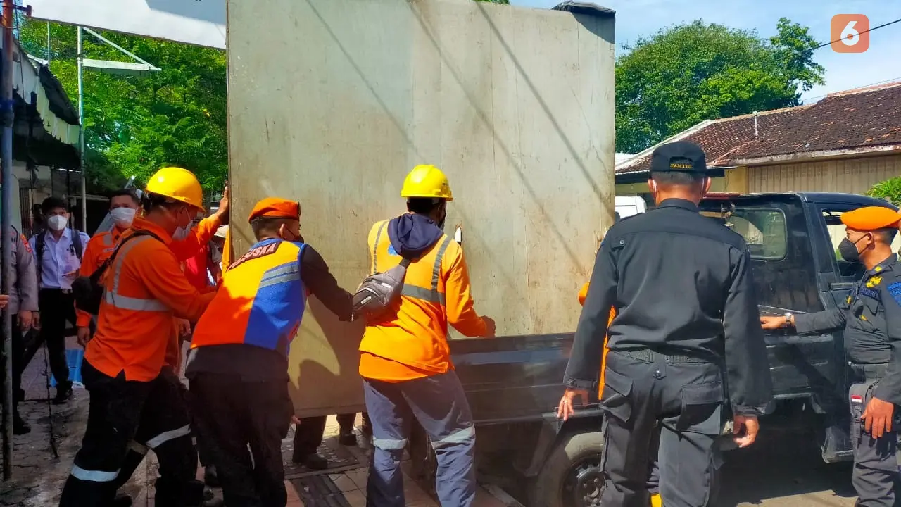 Petugas PT KAI Daop 9 Jember melakukan penertiban aset  di Kawasan Stasiun Lama Banyuwangi (Hermawan Arifianto/Liputan6.com)