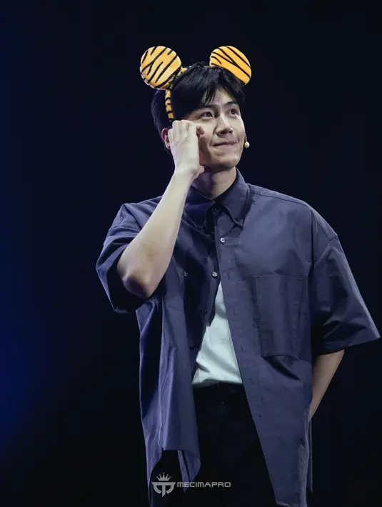 <p>Kim Seon Ho berpose dengan memakai bando telinga harimau. Dia dihukum karena tak bisa memenangkan tantangan. (Foto: Mecimapro)</p>