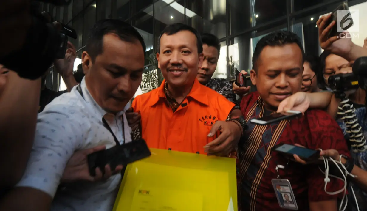 Sekda Jabar Iwa Karniwa memakai rompi tahanan usai diperiksa penyidik di Gedung KPK, Jakarta, Jumat (30/8/2019). Iwa Karniwa resmi ditahan untuk mempermudah pemeriksaan terkait dugaan menerima suap kasus pemberian izin proyek pembangunan Meikarta di Kabupaten Bekasi. (merdeka.com/Dwi Narwoko)