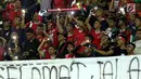 Suporter menyaksikan laga Indonesia U-19 melawan China U-19 pada PSSI 88th U-19 International Tournament di Stadion Pakansari, Selasa (25/9). Suporter membentangkan spanduk keprihatinan atas aksi kekerasan yang terjadi. (Liputan6.com/Helmi Fithriansyah)