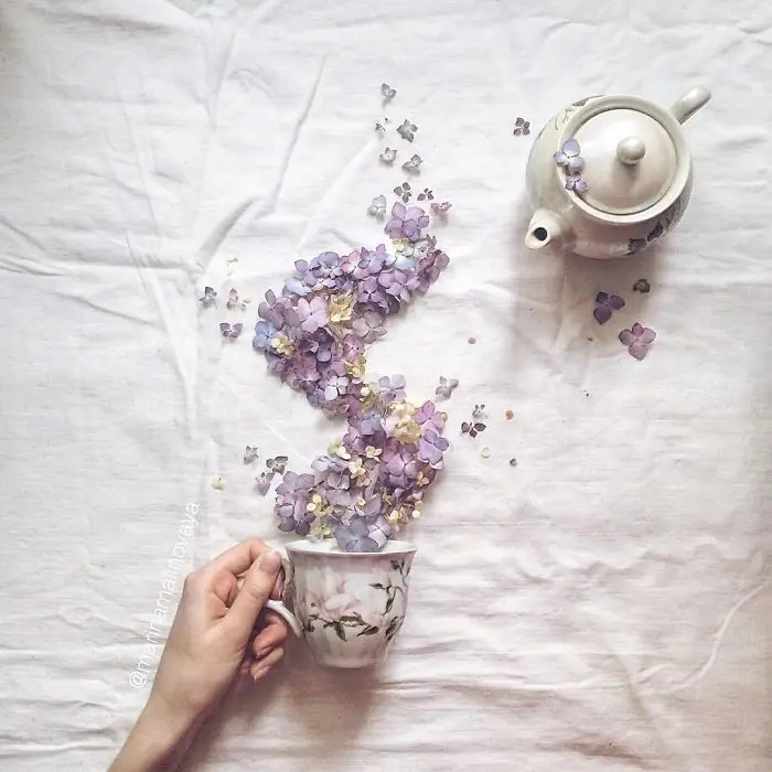 Waw! Teko teh ini kalau dituang keluar bunga. Kok bisa, ya? (Via: boredpanda.com)