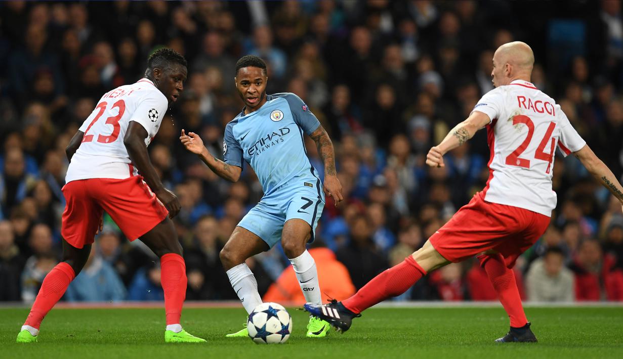Gelandang Manchester City, Raheem Sterling berusaha mengumpan bola dari kawalan dua pemain AS Monaco pada pertandingan Leg pertama 16 besar Liga Champions di stadion Etihad, Inggris (22/2). City menang atas AS Monaco 5-3. (AFP Photo / Paul Ellis)