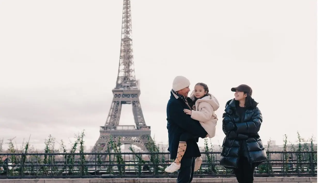 Tak sampai disitu saja, bahkan ketiganya kembali mengenang momen saat berada di Paris beberapa tahun lalu. Gading bahkan turut mengunggah foto lawasnnya sebagai perbandingan di media sosial. (Liputan6.com/IG/@gadiiing)