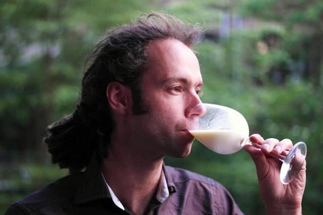 Bas sedang mencicipi susu segar | Copyright by odditycentral.com