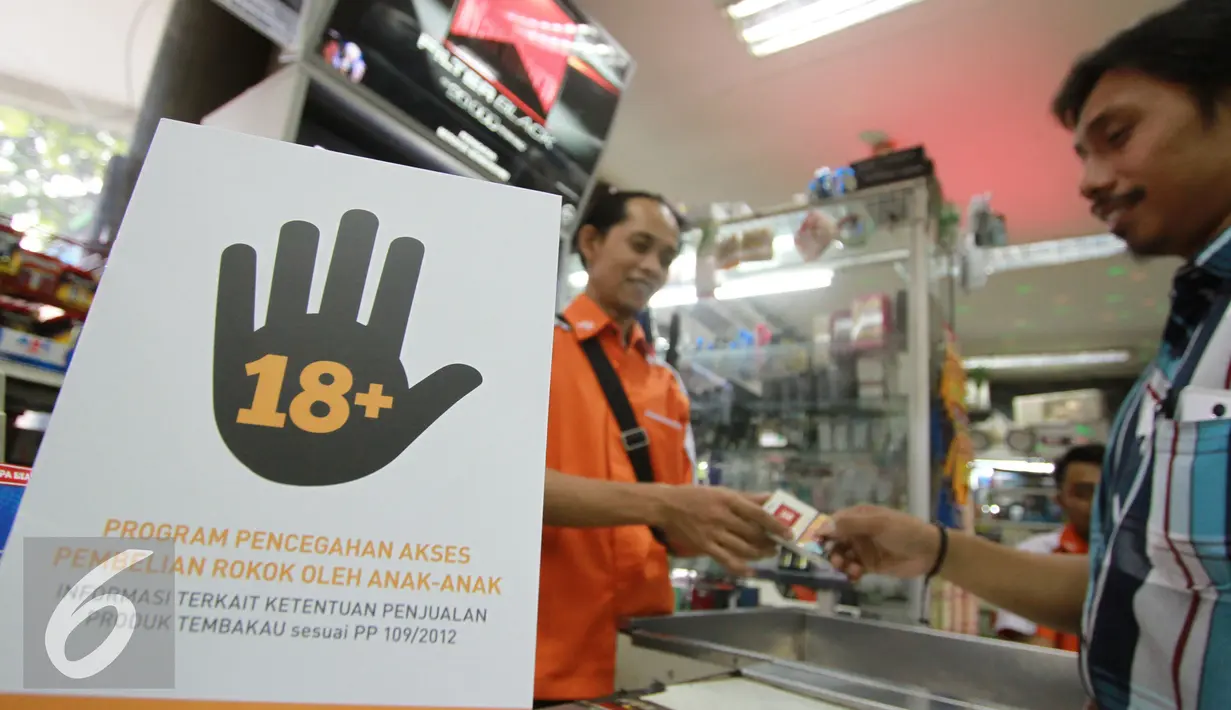 Sebuah tanda larangan penjualan rokok kepada anak di bawah usia 18 tahun terpasang di TwelveMart Sobri, di Jakarta, Rabu (30/11). (Liputan6.com/Ferry Pradolo)