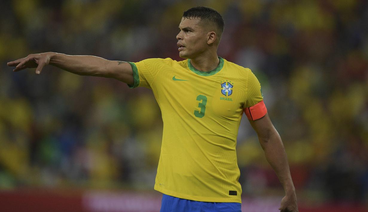Rekor Djalma Santos sebenarnya bukan hanya akan dipecahkan oleh Dani Alves seorang di Piala Dunia 2022 Qatar. Thiago Silva yang berusia 38 tahun juga masuk dalam skuad Brasil di Qatar nanti. Bila keduanya diturunkan, maka Thiago Silva juga berhasil memecahkan rekor Djalma Santos. (AFP/Carl De Souza)