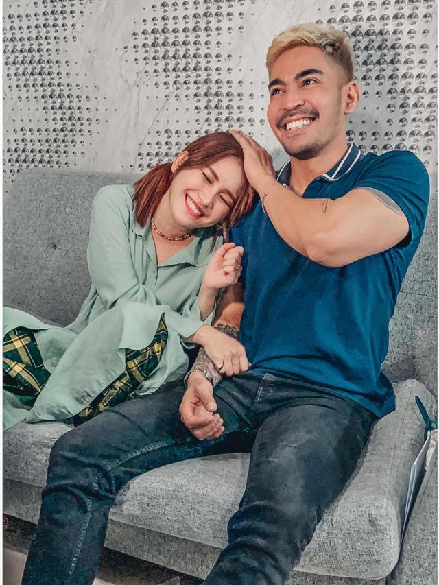 7 Potret Kebersamaan Ayu Ting Ting dan Robby Purba, Didoakan Berjodoh Oleh Netizen