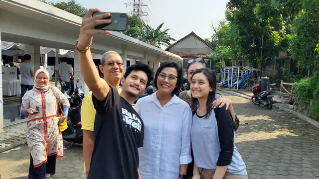 Warga berebut untuk selfie bersama dengan Menteri Keuangan Sri Mulyani Indrawati TPS 77, Jalan Mandar X, Masjid Assalaam, Bintaro Jaya, Tangerang Selatan.