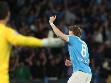 Kiper Timnas Indonesia, Emil Audero harus banyak memungut bola dari gawangnya saat Cremonese bertamu ke markas Napoli dalam laga lanjutan Liga Italia 2025/2026, Jumat (24/04/2026). (AFP/Carlo Hermann)