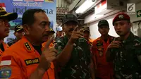 Panglima TNI Marsekal Hadi Tjahjanto bersama anggota Basarnas usai memberi keterangan pers terkait perkembangan pencarian Lion Air JT 610 di Pelabuhan JICT 2 Tanjung Priok, Jakarta, Rabu (31/10). (Merdeka.com/Imam Buhori)