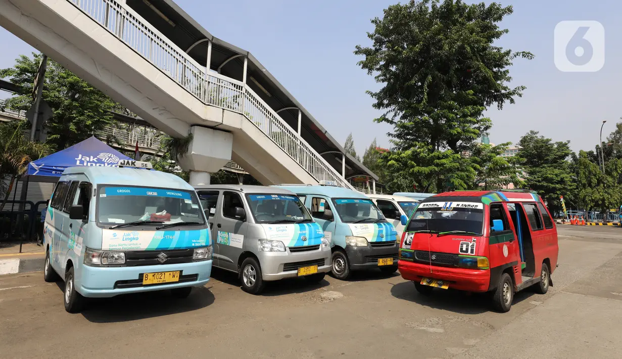 Sejumlah angkutan kota (angkot) yang terparkir di Terminal Grogol, Jakarta, Sabtu (27/8/2022). Wakil Gubernur DKI Jakarta Ahmad Riza Patria berharap kenaikan tarif ojek online yang dimulai pada 29 Agustus mendatang bisa membuat banyak warga ibu kota beralih ke angkutan umum. (Liputan6.com/Angga Yuniar)