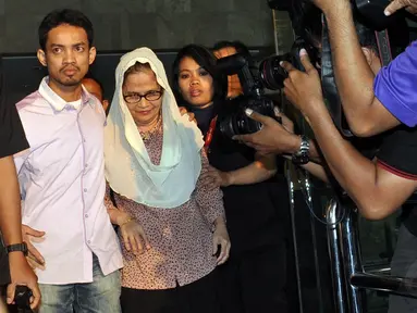 Istri Gubernur Riau Annas Maamun, Latifah dibebaskan setelah terjaring Operasi Tangkap Tangan (OTT) KPK, Jakarta, (26/9/14). (Liputan6.com/Miftahul Hayat)