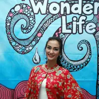 Foto atiqah hasiholan dalam peluncuran bukan dan program Wonderful Life (Deki Prayoga/bintang.com)