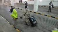 Tim Gegana Polda Metro Jaya saat membawa koper yang diduga berisi serpihan ledakan diduga bom di Mall @Alam Sutera, Tangerang, Bantan, Rabu (28/10/2015). (Liputan6.com/Naomi Trisna) 