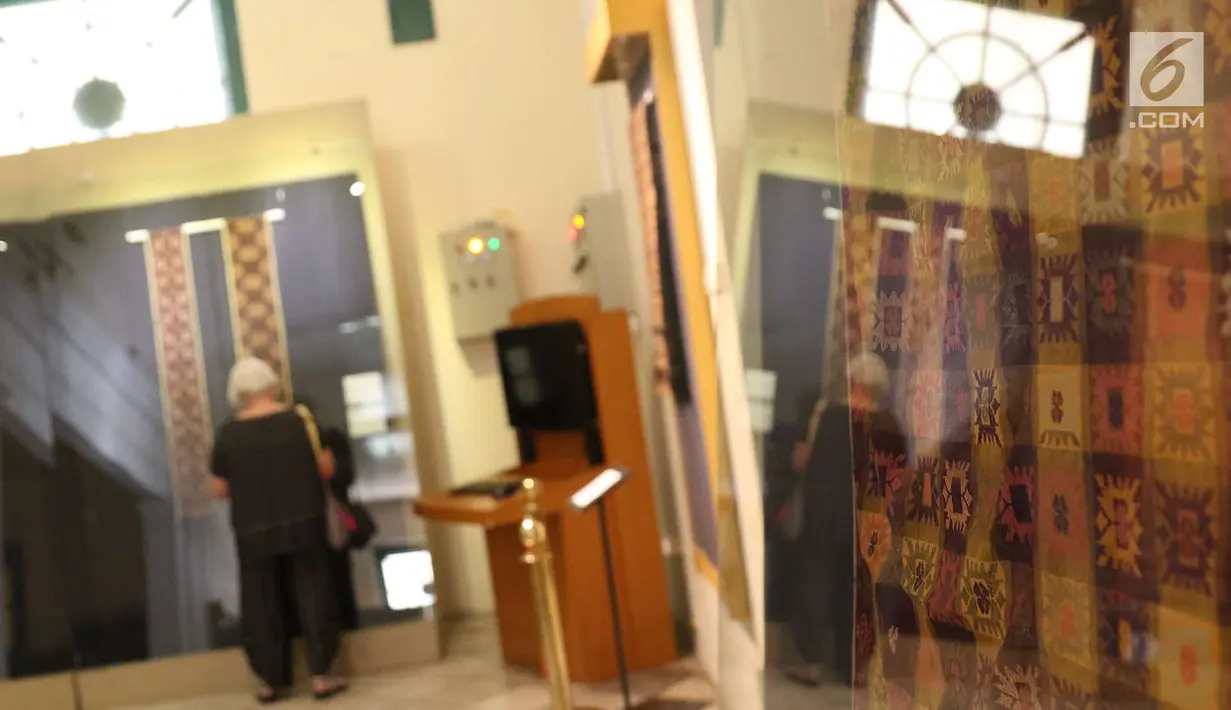 Pengunjung meihat kain tradisional Indonesia di pameran bertajuk Encounters with Bali: A collector’s journey di Museum Tekstil, Jakarta, Rabu (11/7). Pameran ini berlangsung pada 11 Juli hingga 5 Agustus 2018. (Liputan6.com/Immanuel Antonius)