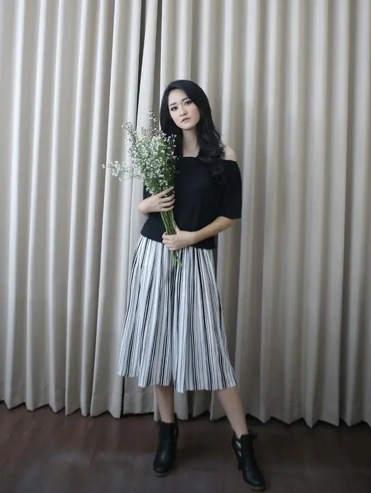 Vivian merupakan anakn bungsu dari 2 bersaudara. Tak hanya itu, dara cantik asal Surabaya ini juga jago menari tarian tradisional dan modern dance. (Liputan6.com/IG/@viviantaniaa)