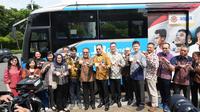 Bank Indonesia (BI) bersama Penyedia Jasa Pembayaran (PJP), dan Perum DAMRI melakukan uji coba penerapan QRIS Tap (dok: Tira)