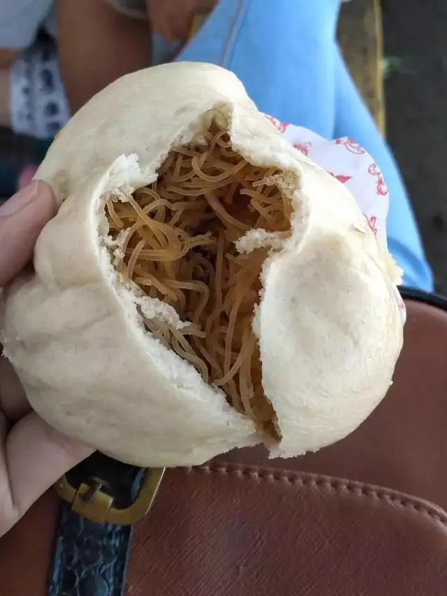 8 Momen Apes saat Makan Roti Isi Ini Bikin Ngelus Dada