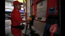 PT Pertamina (Persero) menilai, pajak daerah melalui Pajak Bahan Bakar Kendaraan Bermotor (PBBKB) menjadi penyebab terjadinya perbedaan harga BBM, Jakarta, Senin (19/1/2015). (Liputan6.com/Miftahul Hayat)