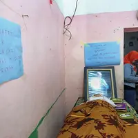 Industri hiburan Indonesia kembali kehilangan tokoh legendaris. Laila Sari yang dikenal sebagai artis tiga zaman ini meninggal dunia pada Senin, 20 November 2017, pukul 19.00 WIB di kediamannya, di Tangkiwood, Jakarta Barat.  (Bambang E.Ros/Bintang.com)