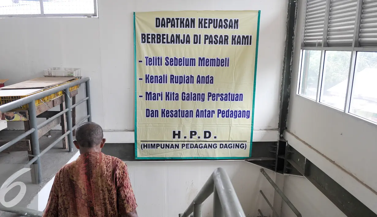 Sebuah spanduk berisi himbauan terpasang di Tempat Penampungan Sementara (TPS), Manggarai, Jakarta, Selasa (4/10). Pedagang Pasar Rumput mulai tempati kios TPS Pasar Jaya Manggarai. (Liputan6.com/Yoppy Renato)