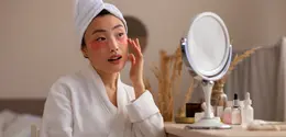 Kesalahan kecil saat layering skincare bisa membuat kandungan aktif di dalam produk tidak terserap secara maksimal. (foto/dok: freepik/pikisuperstar)