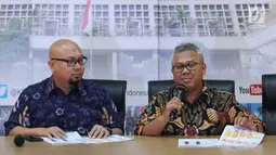 Ketua KPU RI, Arief Budiman (kanan) bersama Ilham Saputra merilis 32 Caleg Berstatus Mantan Terpidana Korupsi, Jakarta, Selasa (19/2). Hingga kini, tercatat 81 Caleg Berstatus Mantan Terpidana Korupsi dalam Pemilu 2019.  (Liputan6.com/Helmi Fithriansyah)