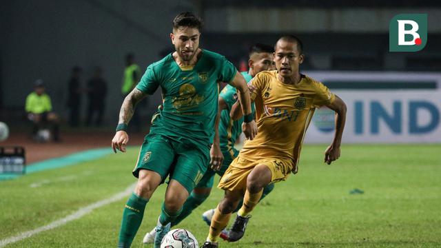 Foto: Aksi Pemain Persebaya saat Bermain Imbang Melawan Bhayangkara FC di Grup C Piala Presiden 2022