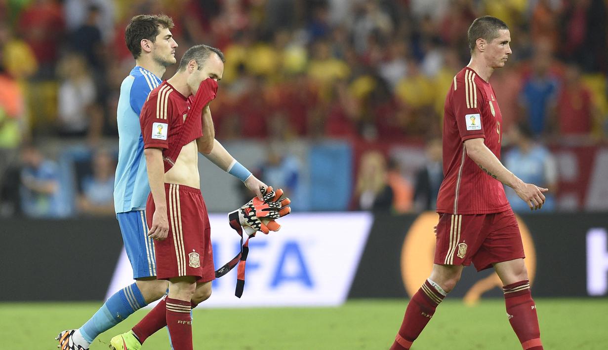Tak salah bila ada istilah yang menyebut jika mempertahankan juara lebih sulit ketimbang saat meraihnya. Hal ini terbukti dalam ajang Piala Dunia sepak bola yang digelar empat tahun sekali. Tercatat 5 negara juara Piala Dunia harus tersingkir di fase grup pada edisi Piala Dunia berikutnya. Berikut daftar lengkapnya. (AFP/Lluis Gene)