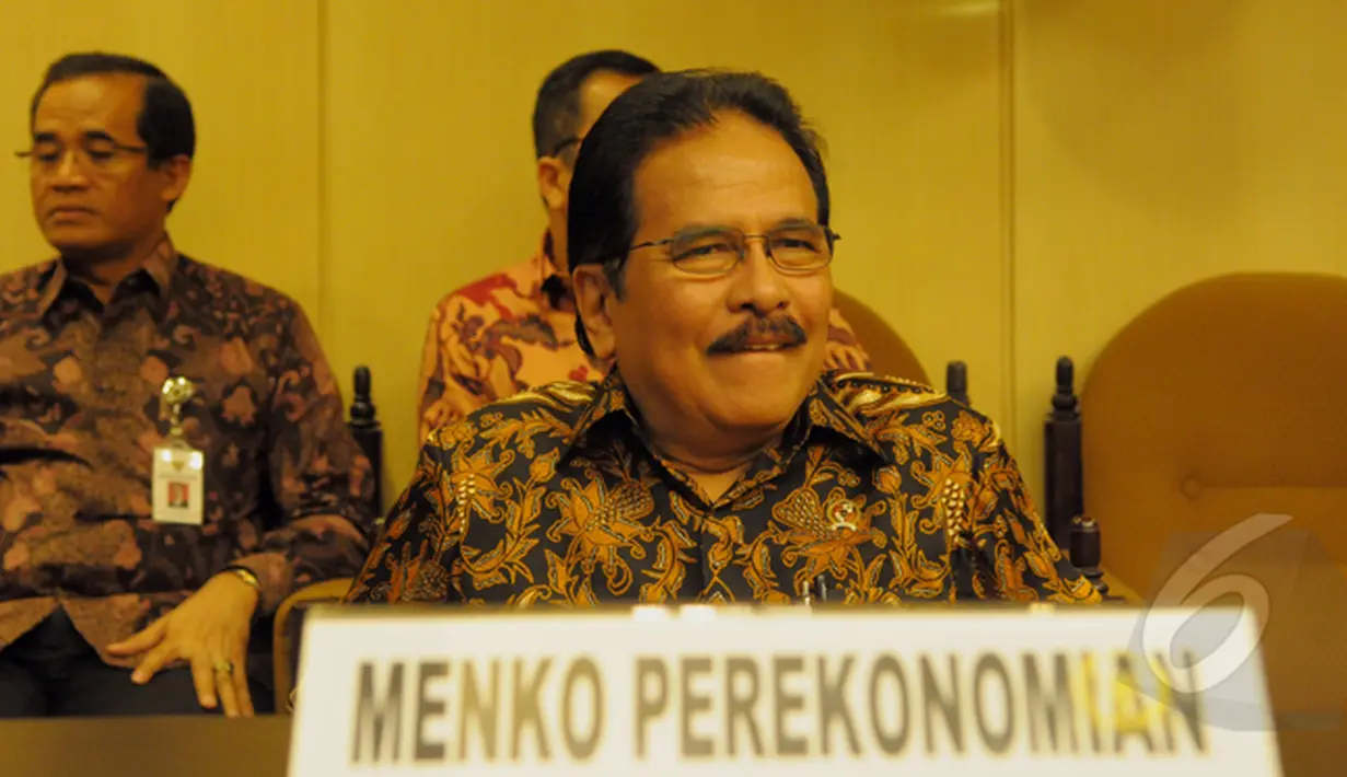 Menko Bidang Perekonomian Sofyan Djalil saat tiba di Gedung Parlemen, Senayan, Jakarta, Rabu (18/02/2015). Kedatangan Sofyan untuk memberikan penjelasan kepada DPD RI terkait kenaikan harga BBM (Liputan6.com/Andrian M Tunay)
