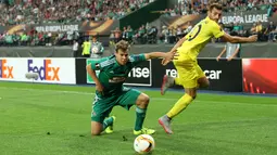 Pemain Rapid, Louis Schaub (kiri), mencuri bola dari kaki penyerang Villarreal CF, Leo Baptistaodi laga fase grup Liga Europa di Stadion Ernst Happel, Wina, Austria, Kamis (18/9/2015) dini hari WIB. (Bola.com/Reza Khomaini)