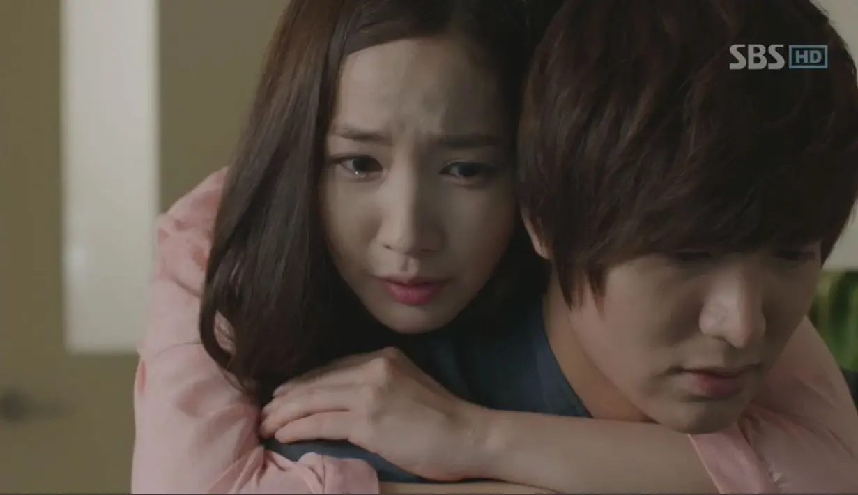 Lee Min Ho dan Park Min Young menjalin asmara setelah menjadi pasangan di City Hunter. Akan tetapi pada 2012, jalinan asmara mereka kandas di tengah jalan. (Foto: koreaboo.com)