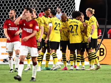 Penyerang Dortmund, Donyell Malen (tengah) merayakan dengan rekan setimnya setelah mencetak gol ke gawang Manchester United pada pertandingan persahabatan pramusim di Stadion Allegiant di Las Vegas, Nevada, pada 30 Juli 2023. (AFP/Patrick T. Fallon)