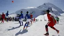 Sejumlah pemain berusaha menyundul bola saat pertandingan antara Swiss melawan Italia dalam kompetisi The Euro 2016 of the Mountain Villages Soccer Tournament di Gletser Allalin, Swiss (12/3/2016). (Reuters/Ruben Sprich)
