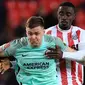 Pemain Brighton and Hove Albion Evan Ferguson (kiri) bersaing memperebutkan bola dengan pemain Stoke City Axel Tuanzebe (kanan) pada pertandingan sepak bola putaran kelima Piala FA di Stadion bet365, Stoke on Trent, Inggris, 28 Februari 2023. Brighton and Hove Albion mengalahkan Stoke City dengan skor 1-0. (Oli SCARFF/AFP)