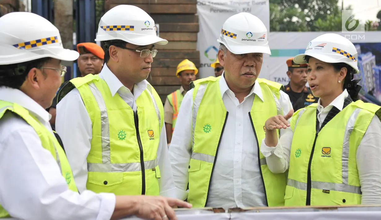 Menhub Budi Karya Sumadi (kedua kiri), Menteri PUPR Basuki Hadimuljono (kedua kanan), dan Menteri BUMN Rini Soemarno saat meresmikan pembangunan proyek rumah susun dengan konsep Transit TOD di Jakarta, Selasa (15/8). (Liputan6.com/Yoppy Renato)