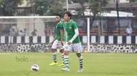 Pemain MSG, Adam Alis, saat melawan  PS Polri pada laga uji coba di lapangan Mako Brimob, Kelapa Dua, Depok, Rabu (24/2/2016). (Bola.com/Nicklas Hanoatubun)