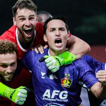 Pemain Persik Kediri merayakan gol yang dicetak oleh Ezra Walian dalam laga kontra Semen Padang yang berlangsung di Stadion Brawijaya, Kediri, Sabtu (21/12/2024). Persik menang 3-1 atas Semen Padang dalam laga pekan 16 BRI Liga 1 2024/2025 itu. (Bola.com/Gatot Sumitro)