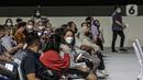 Pelaku sektor jasa keuangan menunggu untuk menjalani vaksinasi COVID-19 di Lapangan Tennis Indoor Senayan, Jakarta, Rabu (16/6/2021). Untuk tahap awal, vaksin akan diberikan kepada 10 ribu pelaku sektor jasa keuangan di Jakarta. (Liputan6.com/Faizal Fanani)