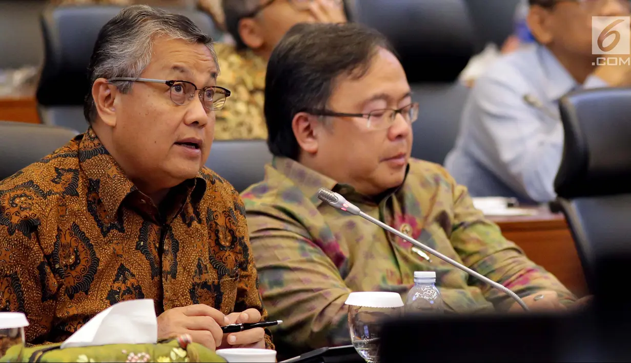 Menteri PPN/Kepala Bappenas Bambang Brodjonegoro (kanan) bersama Gubernur Bank Indonesia (BI) Perry Warjiyo saat rapat kerja dengan Banggar DPR, Jakarta, Selasa (4/9). Rapat kerja membahas penyampaian pokok-pokok RUU APBN 2019. (Liputan6.com/JohanTallo)