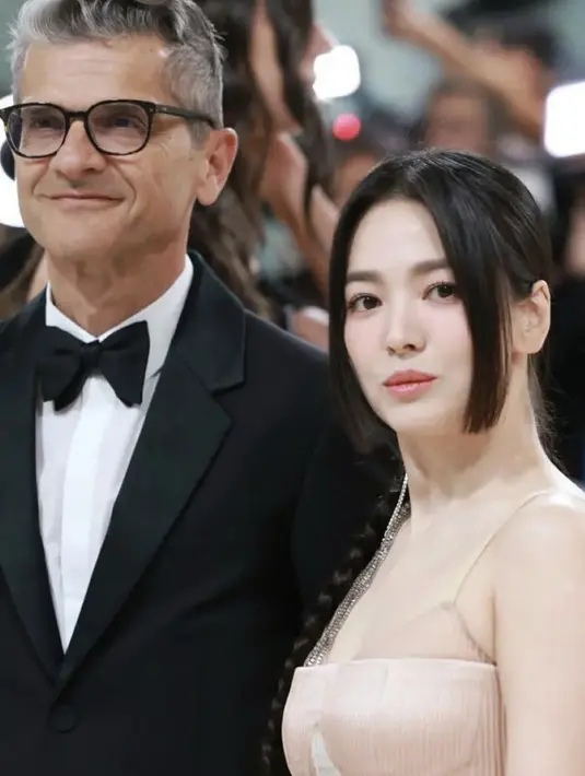 Kyo hadir bersama CEO Fendi, Serge Brunschwig, yang hadir dengan setelan jas hitam klasik berdasi kupu-kupu. @songhyekyozone