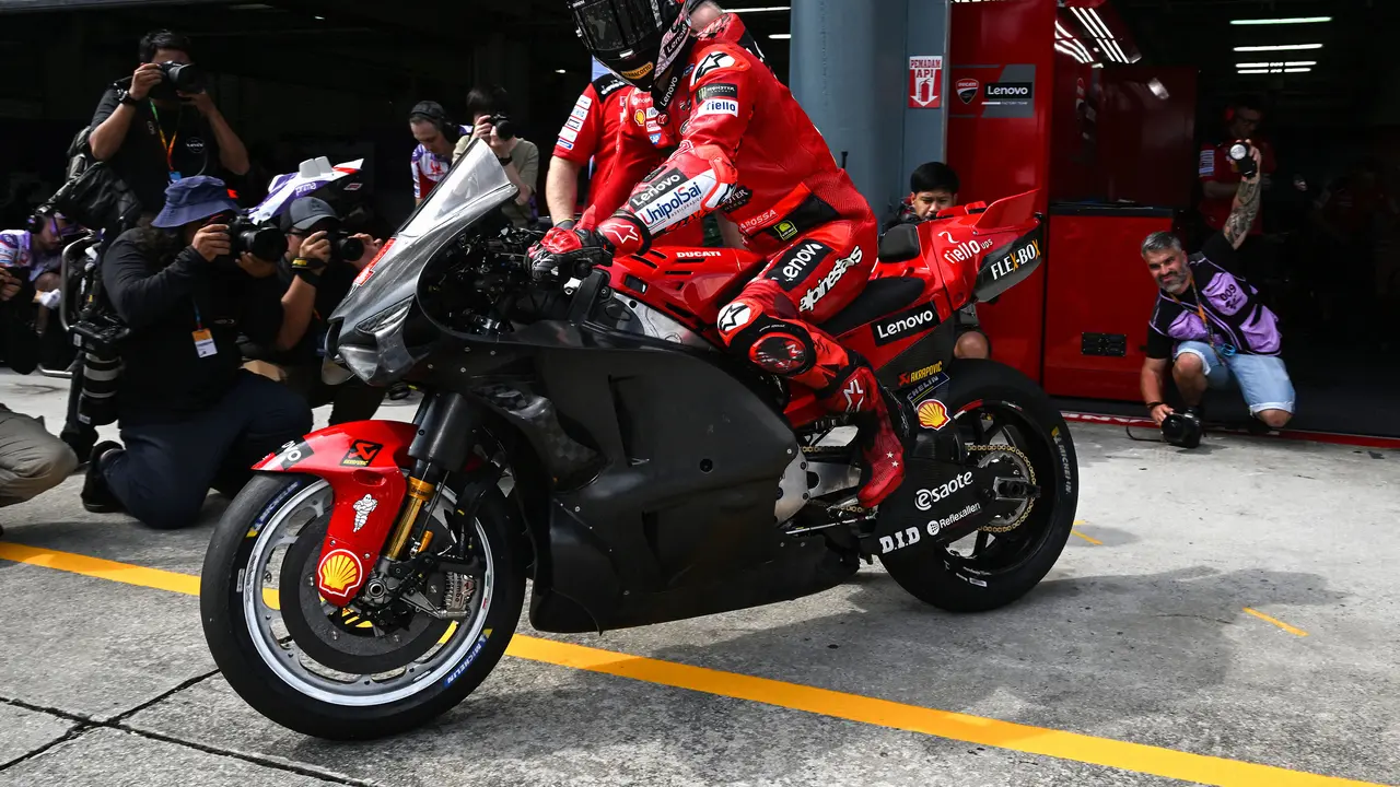 Foto: Kesibukan Pebalap MotoGP saat Hari Pertama Tes Pramusim di Malaysia, Bezzecchi Tercepat dengan Ducati Desmosedici