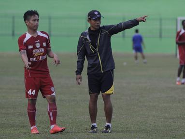 Pelatih Arema Cronus, Joko Susilo memberikan pengarahan kepada I Gede Sukadana pada latihan jelang leg kedua semi final Piala Presiden melawan Sriwijaya F.C di Stadion Gajayana, Malang, Rabu (7/10/2015). (Bola.com/Vitalis Yogi Trisna)