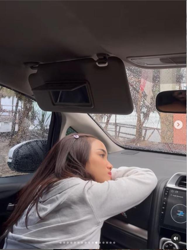 7 Potret Fuji An Liburan di Jogja, Coba Lewati Pohon Beringin Kembar di Alun-Alun