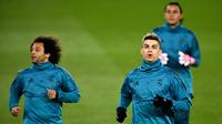 Pemain Real Madrid, Marcelo (kiri) dan Cristiano Ronaldo (kanan) saat sesi latihan di Stadion Parc des Princes di Paris, Prancis, Senin (5/3). (FRANCK FIFE/AFP)