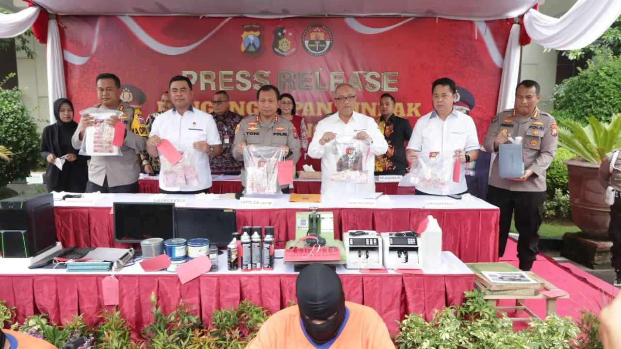 Sindikat pengedar uang palsu di amankan di Polda Jatim. (Dian Kurniawan/Liputan6.com)