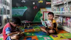 Anak-anak membaca buku di Ruang Perpustakaan RPTRA Kebon Sirih, Jakarta, Kamis (4/4). Dinas Perpustakaan dan Arsip DKI Jakarta bekerja sama dengan Jakarta Library menggelar Gerakan Baca Jakarta. (Liputan6.com/JohanTallo)