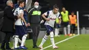 Pemain Tottenham Hotspur, Gareth Bale, memasuki lapangan saat melawan West Ham United pada laga Liga Inggris Senin (19/10/2020). Kedua tim bermain imbang 3-3. (Neill Hall/Pool via AP)