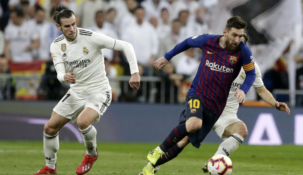 Striker Barcelona, Lionel Messi, menggiring bola saat melawan Real Madrid pada laga La Liga di Stadion Santiago Bernabeu, Sabtu (2/3). Real Madrid takluk 0-1 dari Barcelona. (AP/Andrea Comas)
